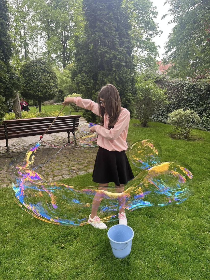 Animatorka robiąca ogromne bańki mydlane