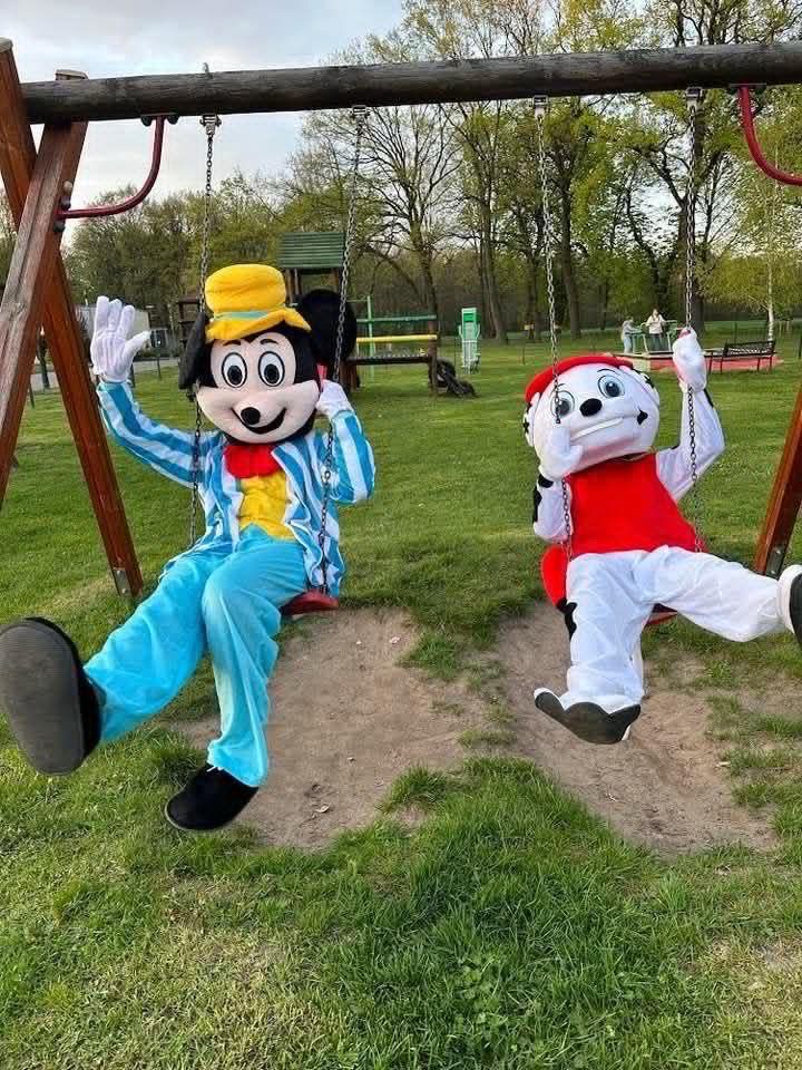 Wielkie chodzące maskotki bajkowych bohaterów na animacji dla dzieci
